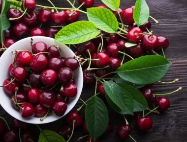 Το εύκολο κόλπο για να βγάζετε τα κουκούτσια από τα κεράσια (βίντεο)